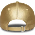 damska-zlota-regulowana-czapka-z-zakrzywionym-daszkiem-9forty-metallic-new-york-yankees-mlb-od-new-era