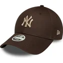 brun-justerbar-damkeps-med-bojd-skarm-och-beige-logotyp-9forty-league-essential-new-york-yankees-mlb-fran-new-era