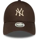 cappellino-curvo-marrone-regolabile-da-donna-con-logo-beige-9forty-league-essential-dei-new-york-yankees-mlb-di-new-era