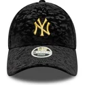 czarna-zakrzywiona-regulowana-czapka-dla-kobiet-z-zoltym-logo-9forty-leo-velour-metallic-new-york-yankees-mlb-od-new-era