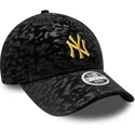 berretto-curvo-nero-regolabile-da-donna-con-logo-giallo-9forty-leo-velour-metallic-dei-new-york-yankees-mlb-di-new-era