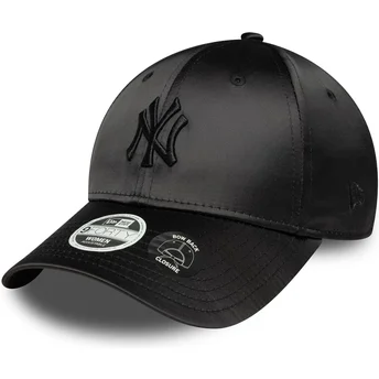 Svart justerbar damkeps med böjd skärm och svart logotyp 9FORTY Satin Bow Back New York Yankees MLB från New Era