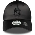 svart-justerbar-damkeps-med-bojd-skarm-och-svart-logotyp-9forty-satin-bow-back-new-york-yankees-mlb-fran-new-era