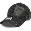 casquette-courbee-noire-ajustable-pour-femme-avec-logo-noir-9twenty-worn-pu-new-york-yankees-mlb-new-era