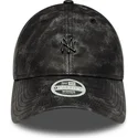 svart-bojd-justerbar-keps-for-dam-med-svart-logotyp-9twenty-worn-pu-fran-new-york-yankees-mlb-av-new-era