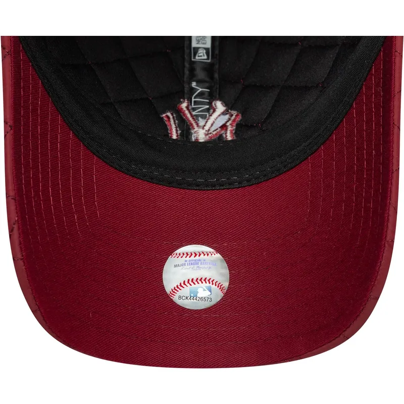 verstellbare-rote-damenkappe-mit-gebogenem-schirm-und-rotem-logo-9twenty-padded-der-new-york-yankees-mlb-von-new-era
