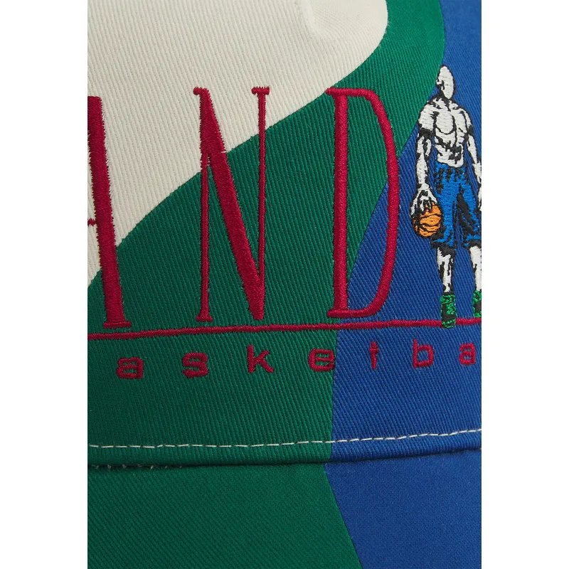 and1-beige-snapback-kappe-mit-gebogenem-schirm-und-retro-logo-im-colour-block-design