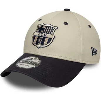 Beige und marineblaue gebogene verstellbare Kappe von FC Barcelona LALIGA 9FORTY Contrast von New Era