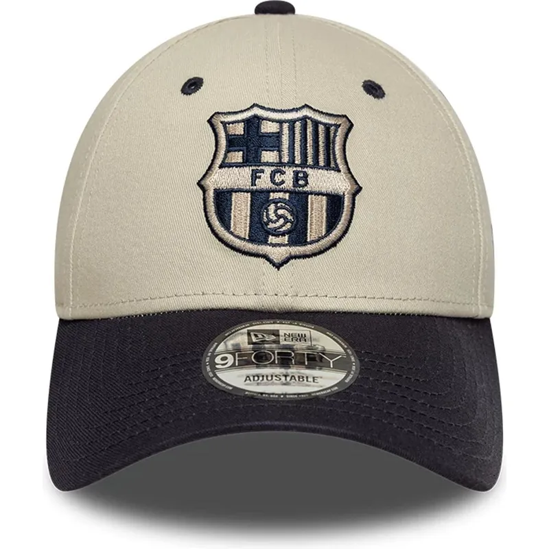beige-und-marineblaue-gebogene-verstellbare-kappe-von-fc-barcelona-laliga-9forty-contrast-von-new-era