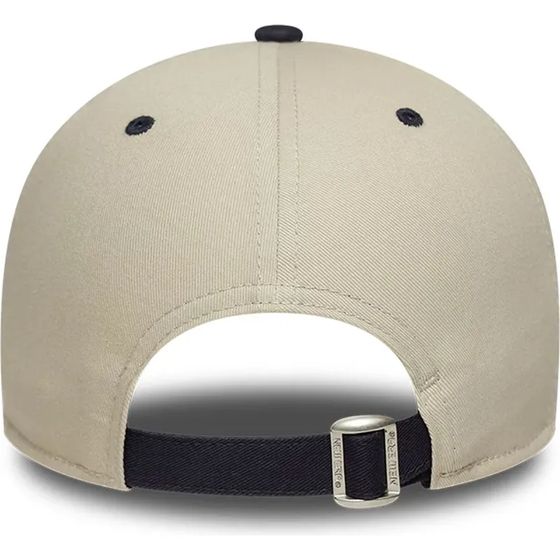 cappellino-curvo-beige-e-blu-navy-regolabile-fc-barcelona-laliga-9forty-contrast-di-new-era