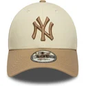 czapka-z-daszkiem-bezowo-brazowa-regulowana-z-brazowym-logo-9forty-colour-block-new-york-yankees-mlb-new-era