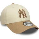 beige-und-braune-verstellbare-curved-cap-mit-braunem-logo-9forty-colour-block-der-new-york-yankees-mlb-von-new-era