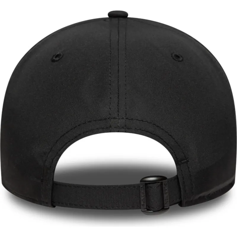 svart-justerbar-kurvad-keps-9forty-reflective-fran-manchester-united-football-club-premier-league-av-new-era