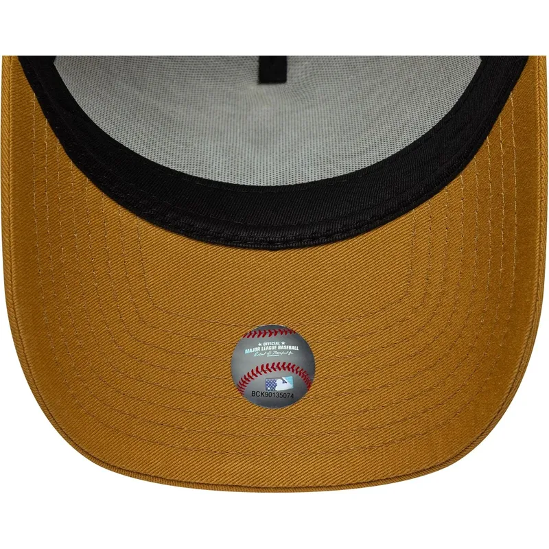 braune-gebogene-snapback-kappe-9forty-e-frame-league-essential-der-new-york-yankees-mlb-von-new-era