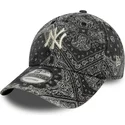 svart-bojd-justerbar-keps-9twenty-washed-paisley-fran-new-york-yankees-mlb-av-new-era