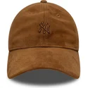brun-bojd-justerbar-keps-med-brunt-9twenty-suede-logotyp-fran-new-york-yankees-mlb-av-new-era