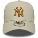 beige-trucker-keps-med-brunt-logo-a-frame-league-essential-fran-new-york-yankees-mlb-av-new-era