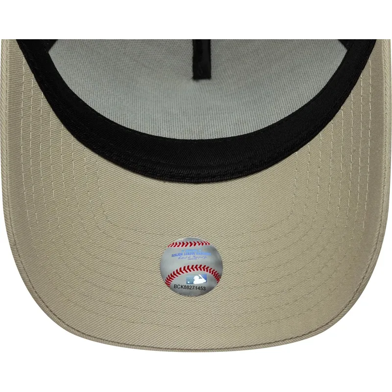 beige-trucker-keps-med-brunt-logo-a-frame-league-essential-fran-new-york-yankees-mlb-av-new-era