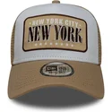 gorra-trucker-blanca-y-marron-a-frame-location-de-new-york-ciudades-y-playas-de-new-era
