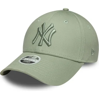 Cappellino con visiera curva verde chiaro regolabile con logo verde da donna 9FORTY League Essential dei New York Yankees MLB di New Era