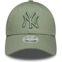 ljusgron-bojd-justerbar-keps-med-gront-logotyp-for-dam-9forty-league-essential-fran-new-york-yankees-mlb-av-new-era