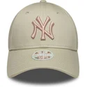cappellino-curvo-beige-regolabile-con-logo-rosa-da-donna-9forty-league-essential-dei-new-york-yankees-mlb-di-new-era