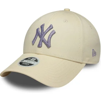 Cappellino curvo beige regolabile con logo viola da donna 9FORTY Metallic Logo dei New York Yankees MLB di New Era