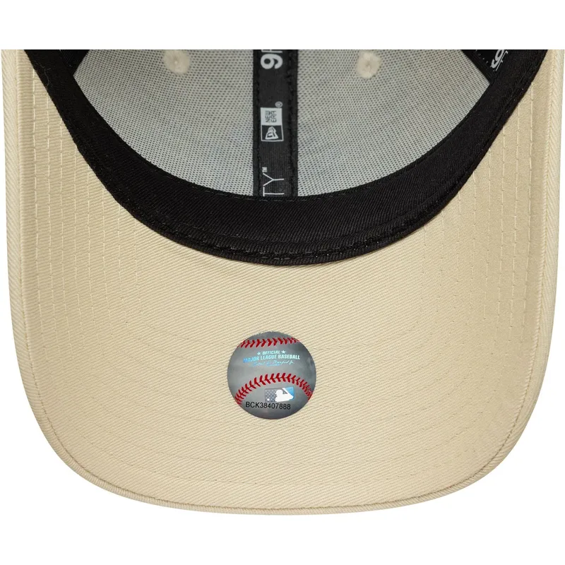 bezowa-regulowana-czapka-z-zakrzywionym-daszkiem-z-fioletowym-logo-dla-kobiet-9forty-metallic-logo-new-york-yankees-mlb-new-era