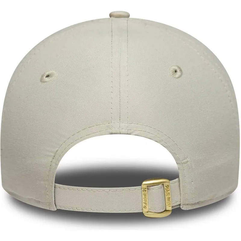 bojd-beige-justerbar-keps-med-gyllene-logotyp-for-dam-9forty-flawless-fran-new-york-yankees-mlb-av-new-era