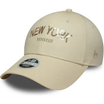 Gorra curva beige ajustable para mujer 9FORTY Sequin Wordmark de New York Yankees MLB de New Era