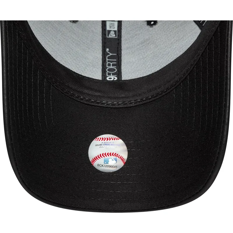 gorra-curva-negra-ajustable-con-logo-negro-para-mujer-9forty-pu-de-new-york-yankees-mlb-de-new-era