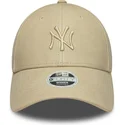 gorra-curva-beige-ajustable-con-logo-beige-para-mujer-9forty-pu-de-new-york-yankees-mlb-de-new-era