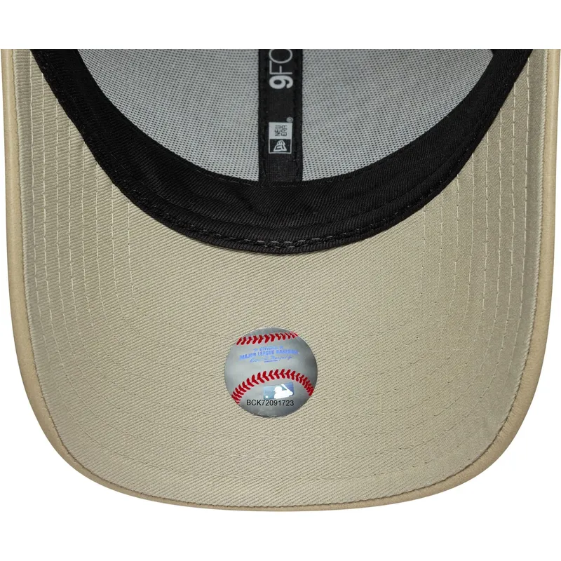 bojd-beige-justerbar-keps-med-beige-logotyp-for-dam-9forty-pu-fran-new-york-yankees-mlb-av-new-era