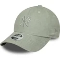 ljusgron-justerbar-kurvad-keps-med-gron-logotyp-for-dam-9forty-m-crown-pastel-cord-fran-new-york-yankees-mlb-av-new-era