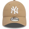 cappellino-visiera-curva-marrone-chiaro-regolabile-9twenty-league-essential-di-new-york-yankees-mlb-di-new-era