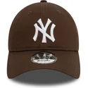 braune-verstellbare-curved-cap-9twenty-league-essential-der-new-york-yankees-mlb-von-new-era