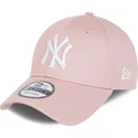 jasnorozowa-regulowana-czapka-curved-z-bialym-logo-9forty-league-essential-new-york-yankees-mlb-new-era