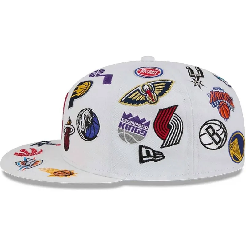 cappello-piatto-bianco-chiuso-59fifty-all-over-di-nba-di-new-era