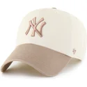 beige-und-braune-verstellbare-curved-cap-clean-up-two-tone-no-loop-label-der-new-york-yankees-mlb-von-47-brand