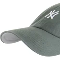 gron-bojd-justerbar-keps-med-vit-logotyp-clean-up-base-runner-fran-new-york-yankees-mlb-av-47-brand