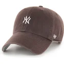 brazowa-regulowana-czapka-z-zakrzywionym-daszkiem-clean-up-base-runner-mini-logo-new-york-yankees-mlb-od-47-brand