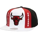 cappello-piatto-bianco-rosso-e-nero-bianco-snapback-old-cut-di-chicago-bulls-nba-di-mitchell-ness