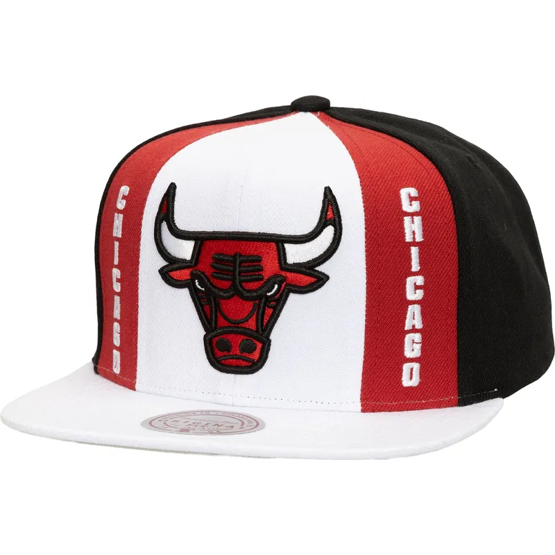vit-rod-och-svart-platt-keps-vit-snapback-old-cut-fran-chicago-bulls-nba-av-mitchell-ness