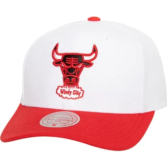 Vit och röd kurvad keps snapback Team 2 Tone 2.0 Pro från Chicago Bulls NBA av Mitchell & Ness