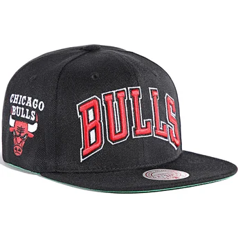 Cappello piatto nero snapback Triple Play dei Chicago Bulls NBA di Mitchell & Ness