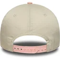 beige-und-rosa-gebogene-snapback-kappe-fur-kinder-9forty-von-spongebob-und-patrick-star-von-new-era