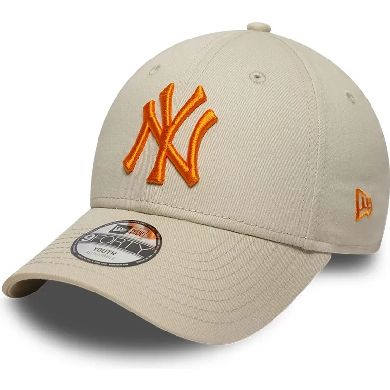 bezowa-zakrzywiona-czapka-regulowana-z-pomaranczowym-logo-dla-chlopca-9forty-league-essential-new-york-yankees-mlb-new-era
