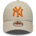cappellino-curvo-beige-regolabile-con-logo-arancione-per-bambino-9forty-league-essential-di-new-york-yankees-mlb-di-new-era
