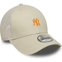 gorra-trucker-beige-ajustable-con-logo-naranja-para-nino-9forty-homefield-de-new-york-yankees-mlb-de-new-era