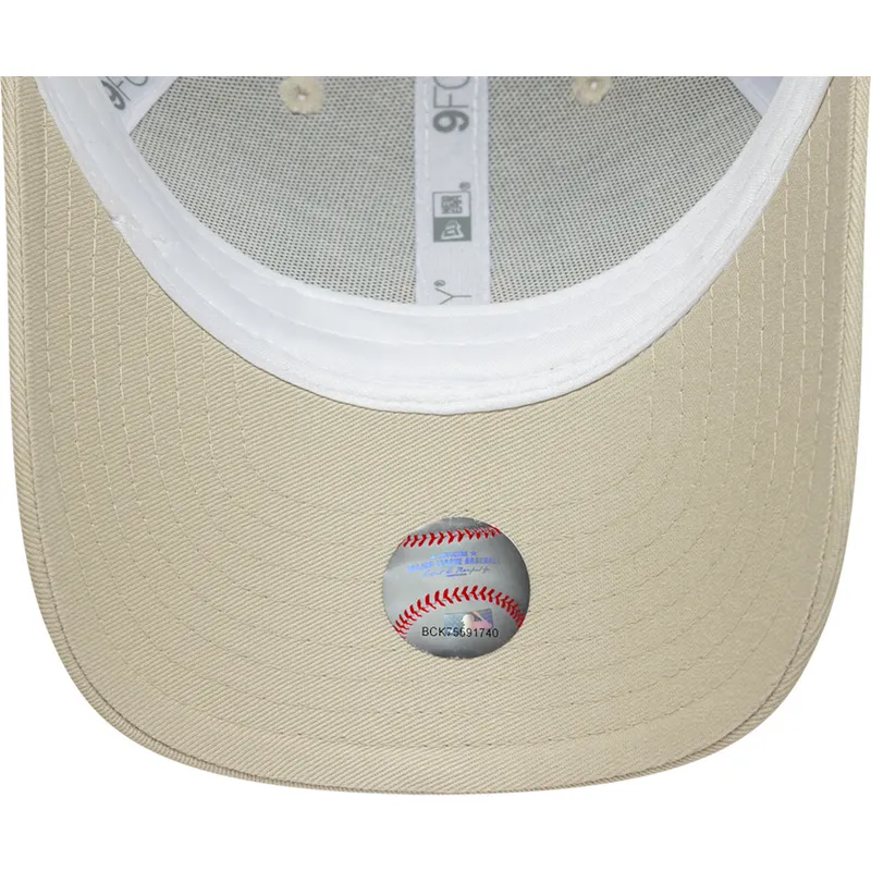 bezowa-regulowana-czapka-trucker-z-pomaranczowym-logo-dla-chlopca-9forty-homefield-new-york-yankees-mlb-new-era